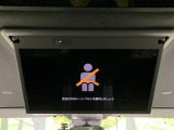 【フリップダウンモニター】大画面モニターで後席でもエンタメをお楽しみいただけます。小さなお子様にも大人気の装備です♪