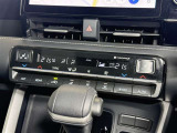 【オートエアコン】「AUTO」スイッチを押すだけで、冷暖房の切り替えや風量、吹き出し口の調整などを自動で行います。