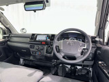 運転席まわりです。 各操作スイッチは使いやすい位置に配置されてます。