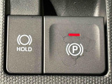 指先だけで簡単に操作が可能な電動パーキングブレーキを採用。「HOLD」スイッチを押すと、渋滞や信号待ちなどでブレーキペダルから足を離しても、ブレーキを保持するので安心です