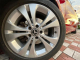 ●純正17インチアルミホイール:輸入車ならではの卓越した走りを支えるホイールと足回りです!日本車の走りに慣れている方にもぜひ体感して頂きたいほど、高いレベルでまとまっています!