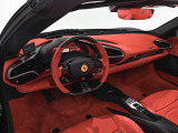 心臓部には、バンク角120度という独創的な構造を持つ2.9L V6ツインターボエンジンを搭載。