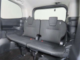 便利な5:5分割可倒式シートです。収納と乗車人数のバランスに優れています♪荷物の大きさに応じたラゲージスペースをフレキシブルに作り出せるので、シーンに応じた使い方ができます♪