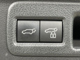 【パワーバックドア】スマートキーや運転席のボタンを押すだけでリアゲートが自動で開閉します!荷物を持っている時や、高い位置にあるバックドアを閉める際に便利な機能です♪