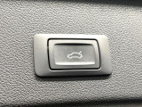 ●電動リアゲート:ワンタッチでリアゲートの開閉ができ、荷物などで両手が塞がっている状態でも簡単に開閉ができる便利機能です。
