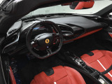 その心臓部には、最高出力780cvを発生する4.0L V8ツインターボエンジンと、合計220cvを絞り出す3基の電気モーターを搭載。