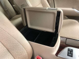 センターコンソールボックスは、左右両開きタイプ!運転席・助手席どちらからでも開閉可能です。
