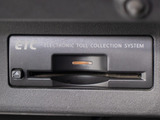 コンソール内一体型のビルトインETC装備!見た目の部分も良いですが、ETCカードの盗難防止になる設置箇所です!料金所の渋滞回避!時間帯・日によって料金の軽減を受けられます!ストレス知らずのドライブ!