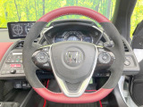 インテリアに合わせたデザインのステアリングは、運転される方のことも考え、運転しやすい形状、大きさです。是非一度、実際に触ってお確かめください。