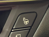 【リモート機能つきアドバンストパーク】専用スマートフォンアプリの使用で、車外から遠隔駐車・出庫が可能な先進機能。広い場所で乗り降りしたい時に便利です♪