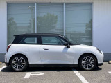 オリジナルサービスもついたMINI自動車保険も取り扱っております。MINI自動車保険にご加入いただくと、万一のトラブルを24時間365日サポートするエマージェンシー・サービスの〈プレミアム〉をご利用いただけます。