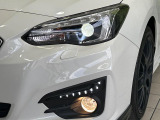 【LEDヘッドライト】悪天候や夜間走行時も良好な視界を確保し安心して運転できる高輝度LEDヘッドライトを装備!点灯速度が早く、消費電力も抑えられています。