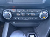 人それぞれ温度の感じ方はいろいろ。こちらのお車は運転席と助手席それぞれに温度設定のできるフルオートエアコンを標準装備。季節やシーンを問わず快適な室内環境を提供します。