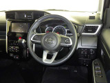 運転席まわりです。 各操作スイッチは使いやすい位置に配置されてます。
