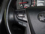 ステアリングスイッチ付きで、運転中に視線を前に向けたまま操作できます。
