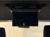 &rdquo;お子様がご機嫌斜めな時は後席モニターの出番!お気に入りのDVDを流せば渋滞や長距離移動もみんな快適♪もちろん、お子様だけでなく大人グループでお出かけの時にも◎後部座席に乗る人も退屈せずに過ごせます!