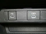 充電用USB端子付き。スマートフォンなどの充電に便利です。
