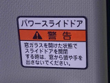 見た目が大事!な外装はぴかっとキレイに磨いており、経年のくすみもよみがえっております。ヘッドライトやドア周辺を磨く際にはマスキングテープを使用して保護しながら丁寧に作業をしております。