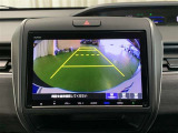 後退時に車両の後ろ側をモニター画面に表示します。車庫入れなどでバックする際に後方確認ができて便利です。