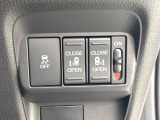 【両側スライドドア】駐車場で隣の車との間隔が狭く乗りにくい時、スライドドアなら安心!ドアオープン時も幅を取らず、開口部が広いので乗り降りがとっても簡単です。大きな荷物の出し入れも後席から可能♪