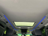 【サンルーフ】開放感たっぷりの希少装備、サンルーフが装着されています!車内に明かりを取り入れたり景色を楽しむ以外にも、車内の空気も簡単に換気できて快適です!