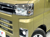 【LEDヘッドライト】悪天候や夜間走行時も良好な視界を確保し安心して運転できる高輝度LEDヘッドライトを装備!点灯速度が早く、消費電力も抑えられています。