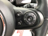 【ステアリングスイッチ】ステアリングを握ったままオーディオ等がコントロール出来ますので、利便性だけでなく事故防止にも繋がります。