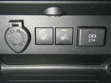 【シートヒーター搭載】シートを温めてくれる暖房機器です!長時間座っていると負担が掛かりやすい背中や腰、または冬場の寒い日に冷えやすい脚部に快適なぬくもりを♪