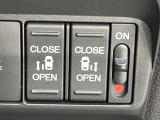 【両側パワースライドドア】スマートキーや運転席のスイッチで後席両側スライドドアの開閉が可能♪電動だから力を入れてドアを開ける必要が無く、小さなお子様でも簡単に開け閉めでき快適です♪