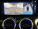 【全方位型モニター】クルマを上空から見下ろしているかのように、直感的に周囲の状況を把握できる全方位型モニター。狭い場所での駐車でも周囲が映像で確認できます。