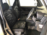 運転席の座面高さを調整できるシートリフターが付いています。♪