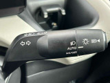 【オートマチックハイビーム】先行車や対向車のライトを認識し、ヘッドライトの上下の向きを自動で切り替てくれるので、運転に集中できて安全です。