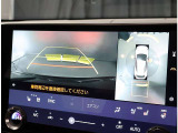 パノラミックビューモニター。車両を上から見たような映像を表示。運転席から目視しにくい車両周囲の状況をリアルタイムで確認できます。