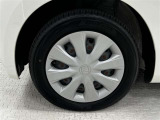 タイヤサイズは155/65R14!残り溝は5ミリ程度です!スチールホイールに錆が、ホイールキャップに傷があります。