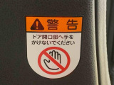 最も気になる室内は、特にこだわってクリーニングしております。マットやシートだけではなく、エアコンの吹き出し口やドアノブの隙間など、様々なブラシや道具を使い分けて、隅々までクリーニングしております。