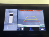 【パノラミックビューモニター】クルマを真上から見下ろした視点で駐車をサポートします!クルマの斜め後ろや真横など、いち早く障害物に気が付くことができます。