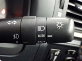 【オートライト】車外の明るさに応じて、自動的にライトの点灯・消灯をしてくれます。