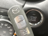 【アドバンストキー】カバンやポケットに入れたままでもドアの施錠・解錠が可能なスマートキーを装備。エンジンのオン・オフ時もカギを取り出す必要が無いからとっても便利です♪