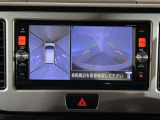 上からの視点で狭い駐車場への駐車に役立つ、アラウンドビューモニター対応メモリーナビ装備。