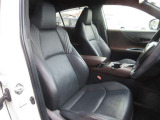 高いホールド性で運転姿勢が安定します。長距離ドライブでも疲れにくいのが魅力です。快適なドライビングライフをお送りください♪