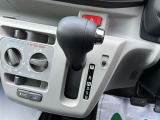 スムーズな操作感のシフトレバー