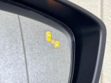 【ブラインドスポットモニター】走行中、ドアミラーの死角になりやすい箇所に後続車が接近するとサイドミラーのレンズに警告を表示!ドライバーに注意喚起をしてくれます。
