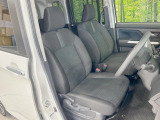 運転席まわりには十分なスペースがあり、大柄な方でもゆったり運転していただける環境です。