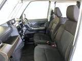シックな色使いの運転席周りですね。すっきりとしたデザインで上品な色使いです。居心地の良い運転席、長く座ってられるリラックスできるデザインがいいですね。