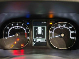 様々な車両情報を表示できるTFTマルチインフォメーションディスプレイを中央に配した視認性の高い大型2眼メーターです