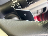 【パドルシフト】ハンドルから手を離さずに素早くシフトアップ&ダウンができるので、エンジンブレーキを使う下り坂や高速道路の合流で加速したい場面で役立ちます。