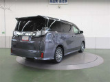 リヤサスペンションは、高級車の定番ダブルウィッシュボーンを採用。優れたコーナリングと乗り心地を実現。