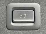 【パワーバックドア】スマートキーや運転席のボタンを押すだけでリアゲートが自動で開閉します!荷物を持っている時や、高い位置にあるバックドアを閉める際に便利な機能です♪