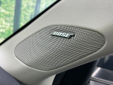 【BOSEサウンドシステム】メーカーオプションの高品位サウンドシステムを搭載。専用のチューニングが施された大小様々なスピーカーから良質なサウンドが奏でられ、臨場感あふれる音響空間を演出します。