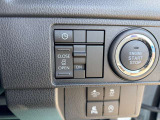 運転席操作部の写真です!席から操作しやすい位置に配置されており、快適な運転の強い味方となってくれます。ぜひ来場して、実際に触ってみてください♪